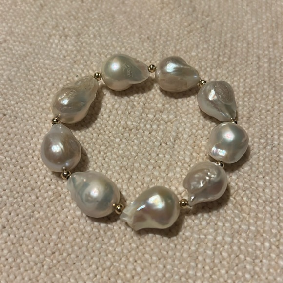 Baroque Pearl with gold bead stretch Bracelet - Picture 3 of 4